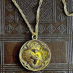 🤍Gold Sacred Heart Necklace on 20 inch chain